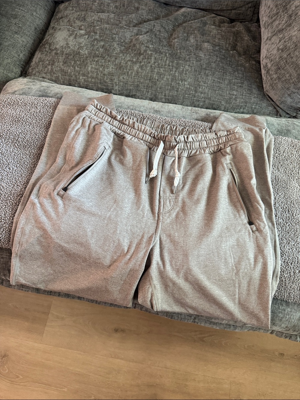 Vuori Tanish/Gray Elastic Waist Joggers